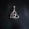 Colgante Media Luna Triqueta con Circón Rojo