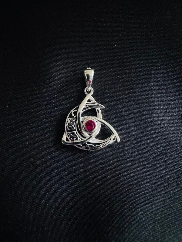 Colgante Media Luna Triqueta con Circón Rojo