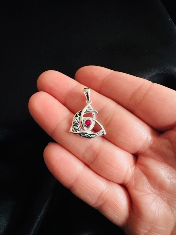 Colgante Media Luna Triqueta con Circón Rojo
