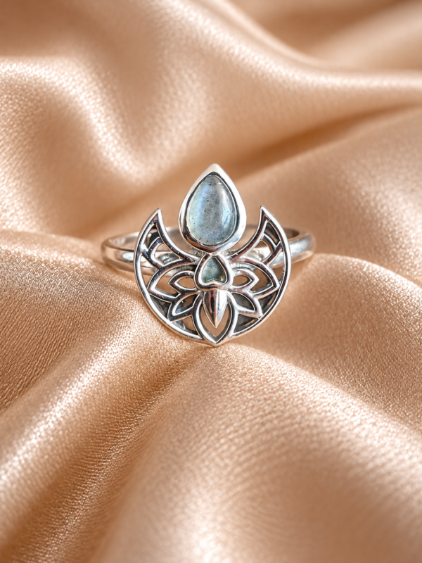 Anillo Flor de Loto con Labradorita