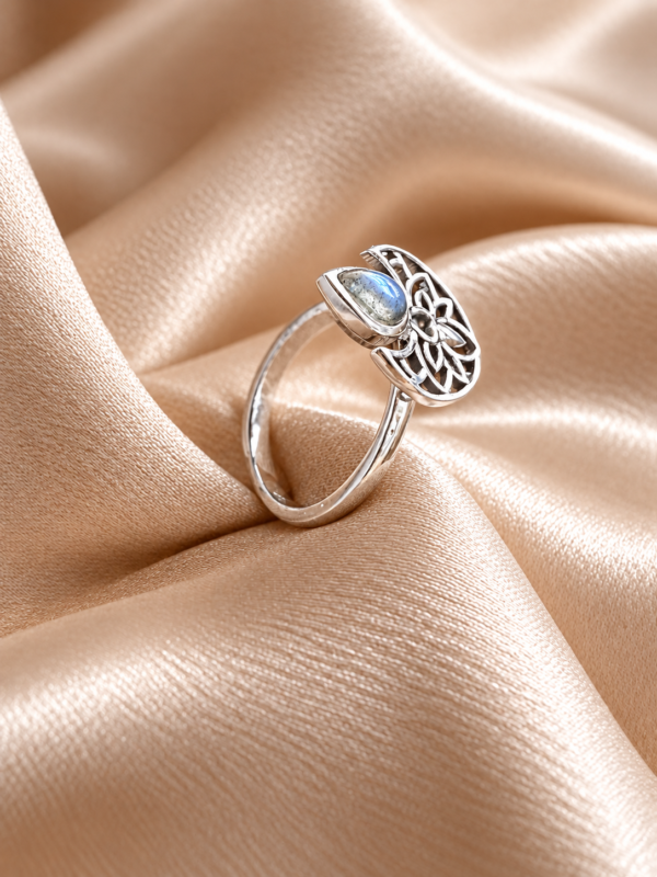 Anillo Flor de Loto con Labradorita