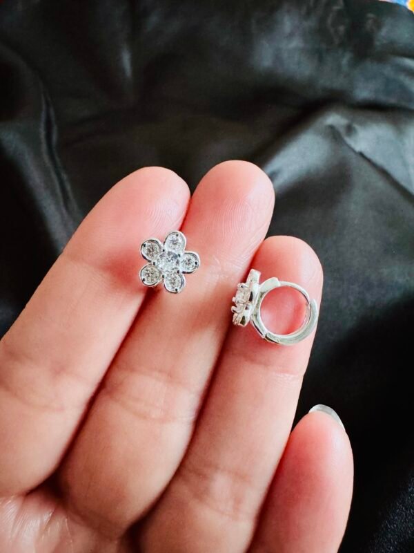 Argolla Huggie Flor con Circones