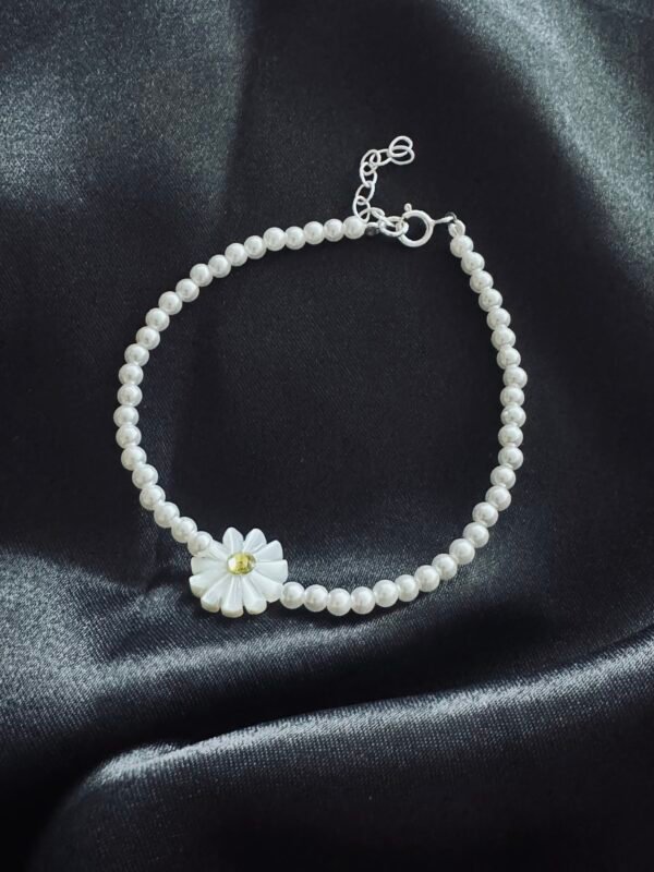 Pulsera de Perlas con Flor en Nácar