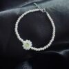Pulsera de Perlas con Flor en Nácar