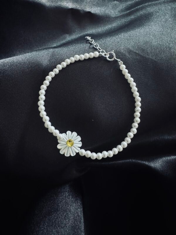 Pulsera de Perlas con Flor en Nácar