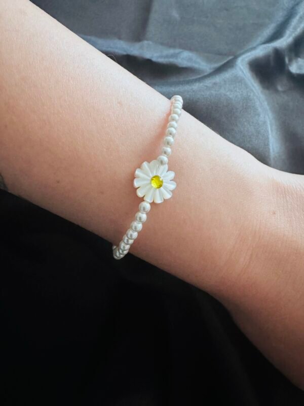 Pulsera de Perlas con Flor en Nácar
