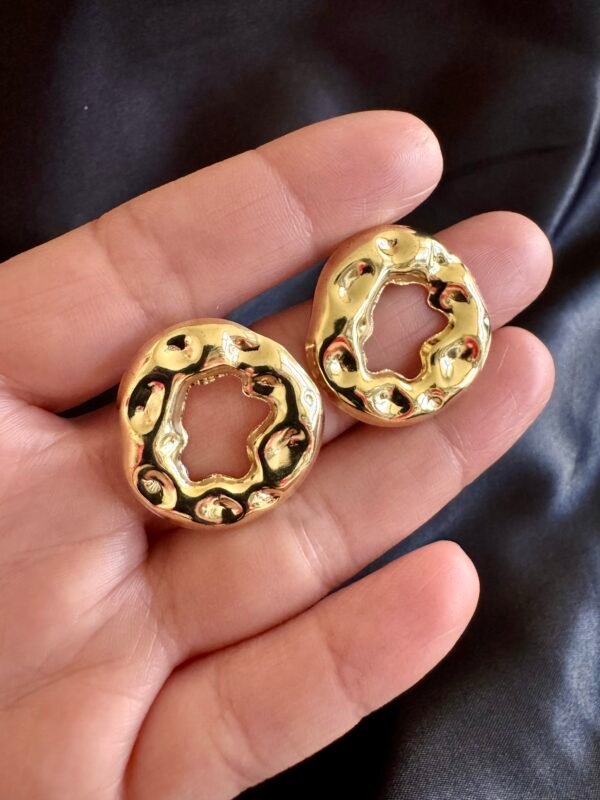 Aros Enchapados en Oro Círculos Martillados con Relieve
