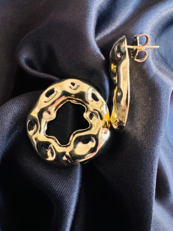 Aros Enchapados en Oro Círculos Martillados con Relieve