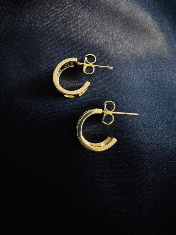 Semi Argollas 12 mm Enchapadas en Oro Corazones con Circones