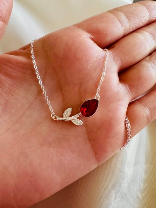 Collar Tulipán con Circón Rojo