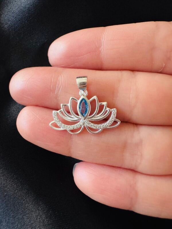 Colgante Flor de Loto con Circón