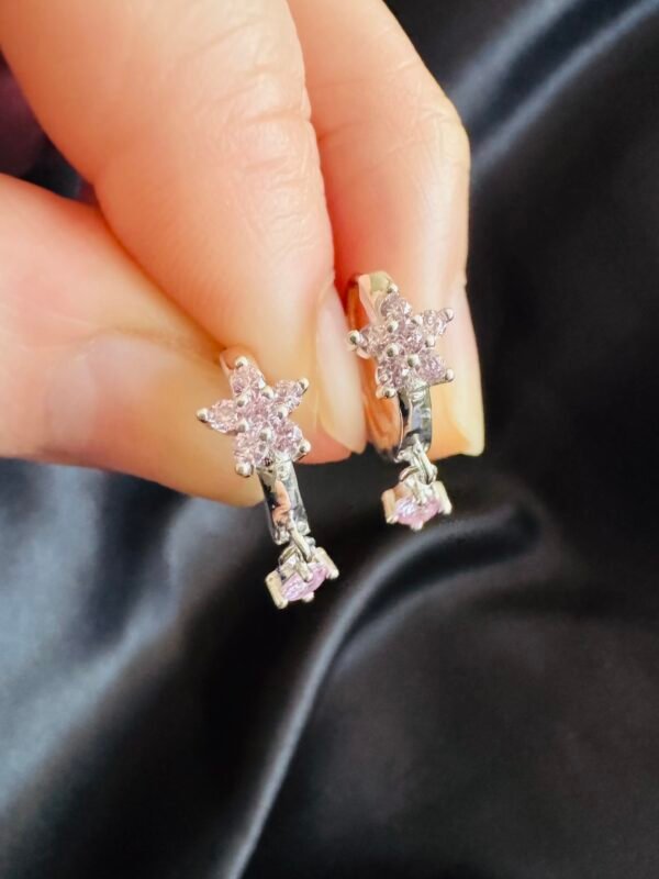 Argolla Huggie Flor con Circones Rosa