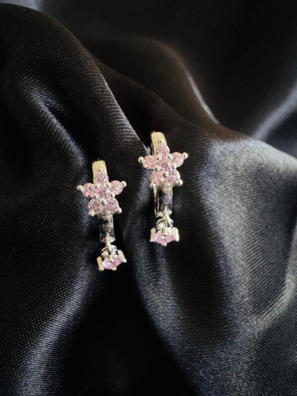 Argolla Huggie Flor con Circones Rosa