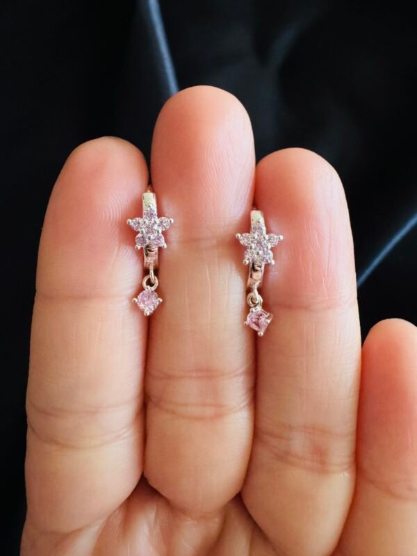 Argolla Huggie Flor con Circones Rosa