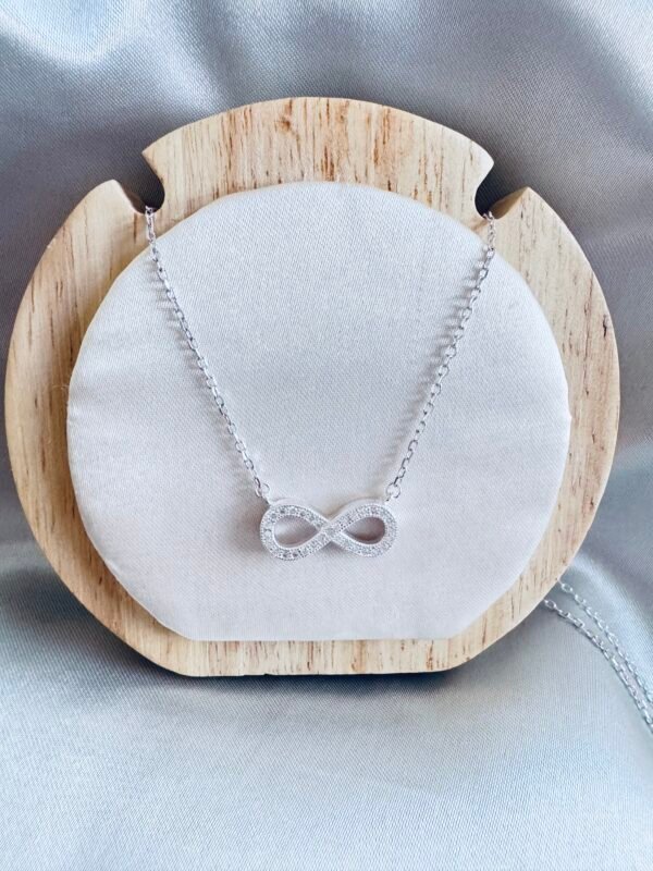 Collar Infinito con Circones