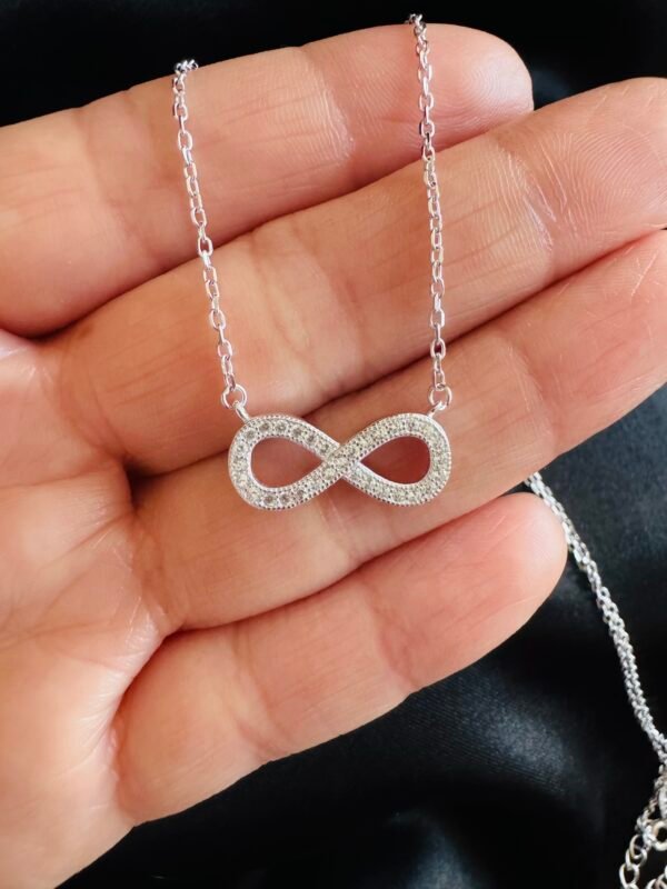 Collar Infinito con Circones