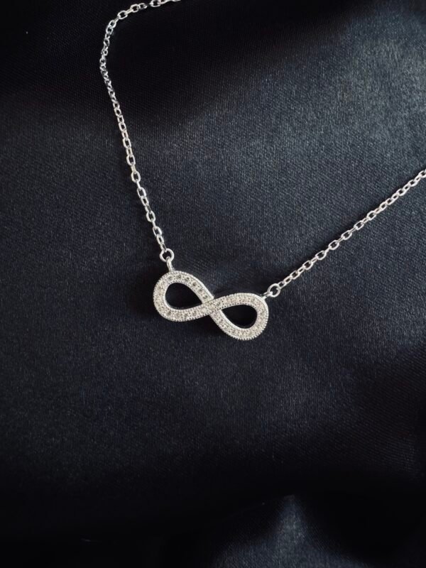 Collar Infinito con Circones