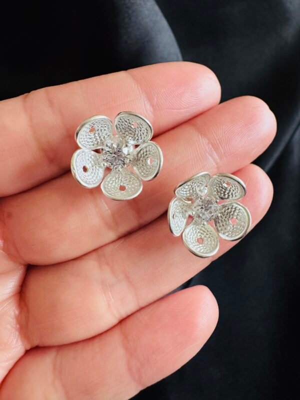 Aros Flor en Filigrana con Circón