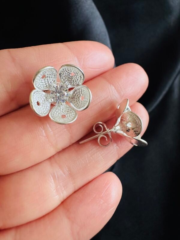 Aros Flor en Filigrana con Circón