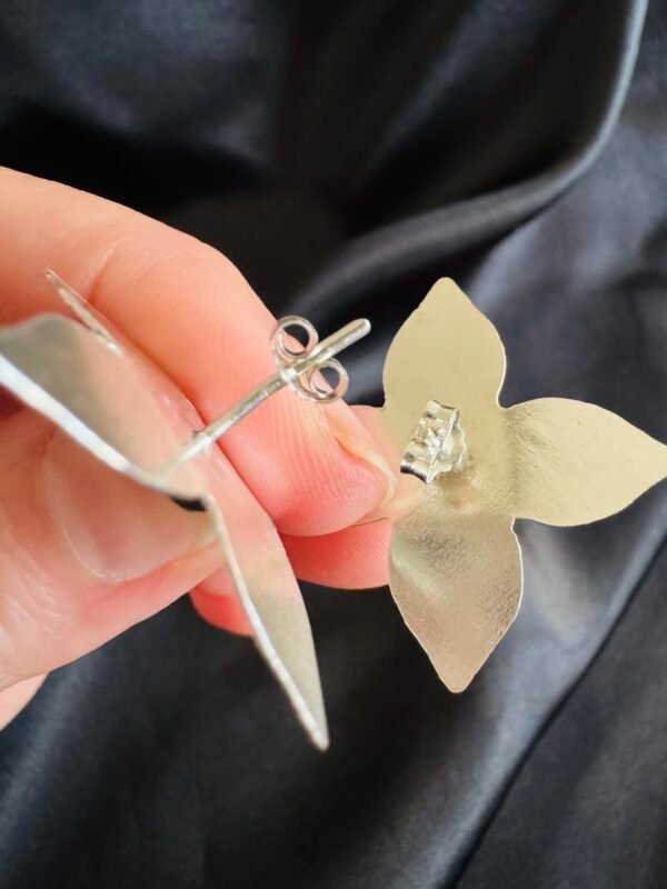 Aros Maxi Flor Martillada con Circón