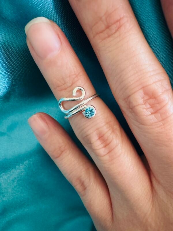 Anillo Midi Espiral con Circón Celeste