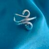 Anillo Midi Espiral con Circón Celeste