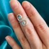 Anillo Midi Espirales con Circones Celestes