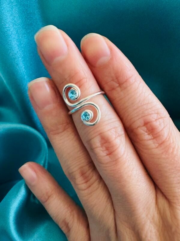 Anillo Midi Espirales con Circones Celestes