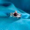 Anillo Midi Estrella con Circón Rojo