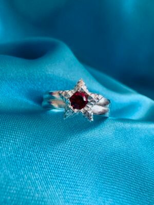 Anillo Midi Estrella con Circón Rojo