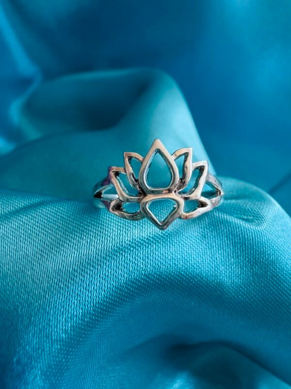 Anillo Midi Flor de Loto 🪷