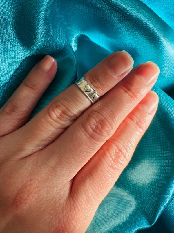 Anillo Midi Banda con Corazones 💕