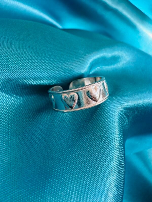 Anillo Midi Banda con Corazones 💕