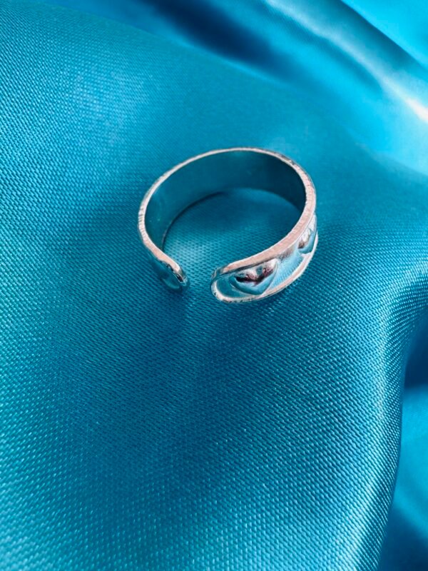 Anillo Midi Banda con Corazones 💕