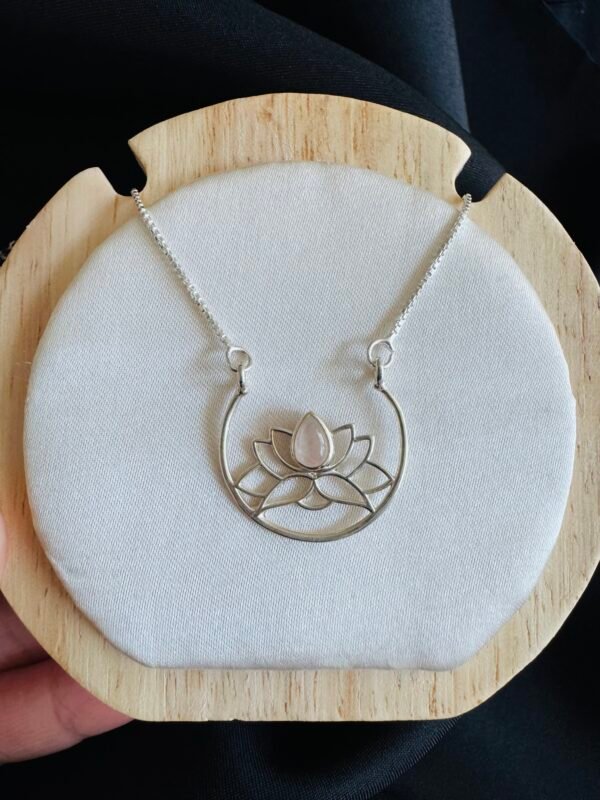 Collar Flor de Loto con Cuarzo 🪷