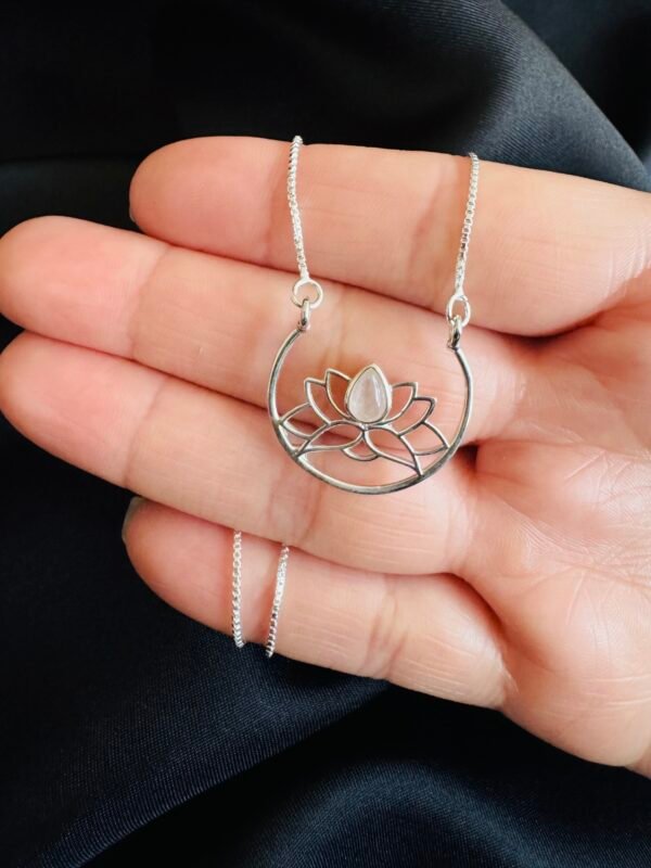 Collar Flor de Loto con Cuarzo 🪷