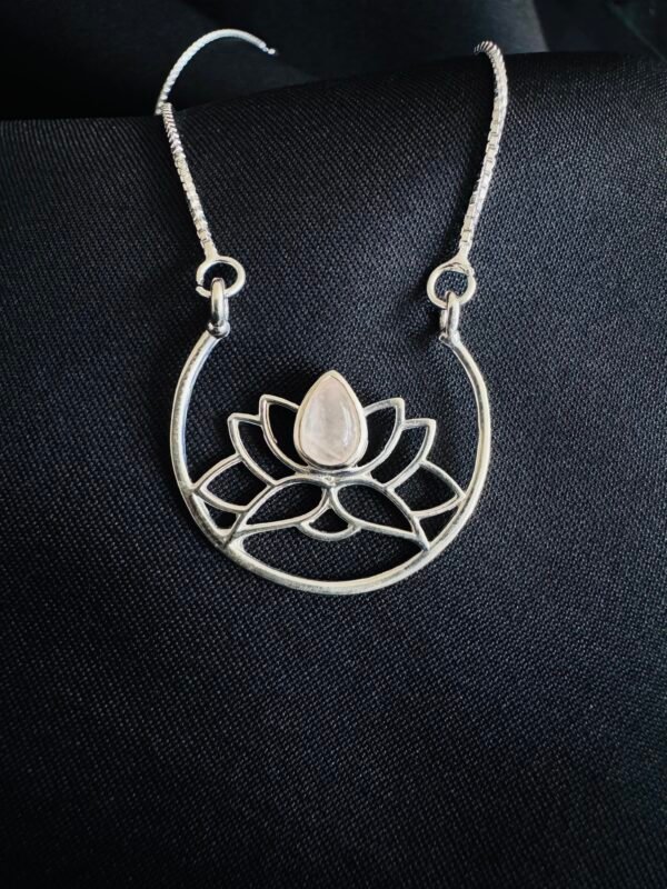 Collar Flor de Loto con Cuarzo 🪷