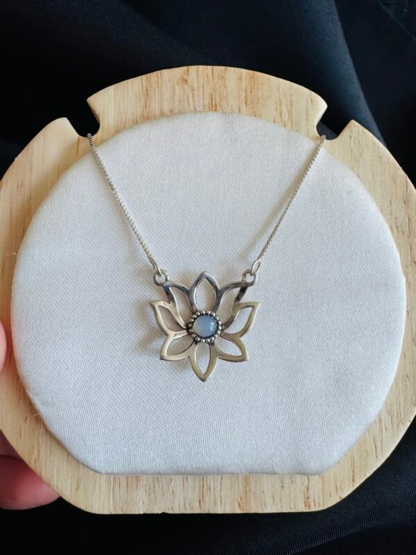 Collar Flor de Loto con Piedra Luna