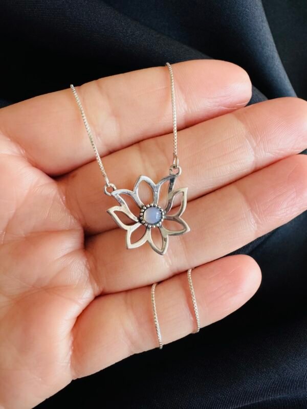 Collar Flor de Loto con Piedra Luna