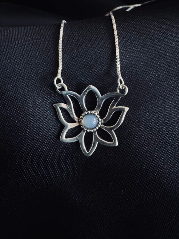 Collar Flor de Loto con Piedra Luna