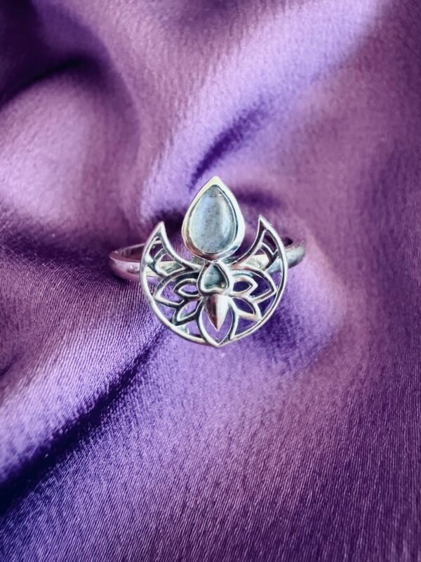 Anillo Flor de Loto con Labradorita