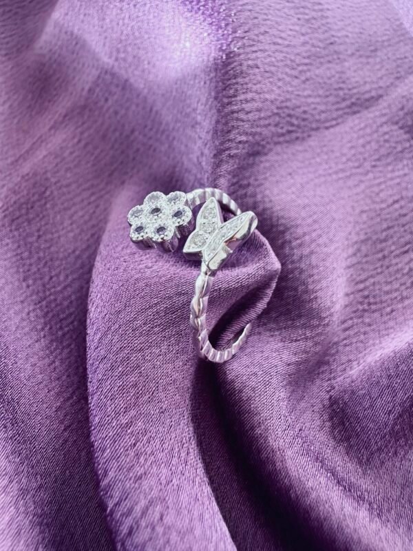 Anillo Adaptable Mariposa y Flor con Circones