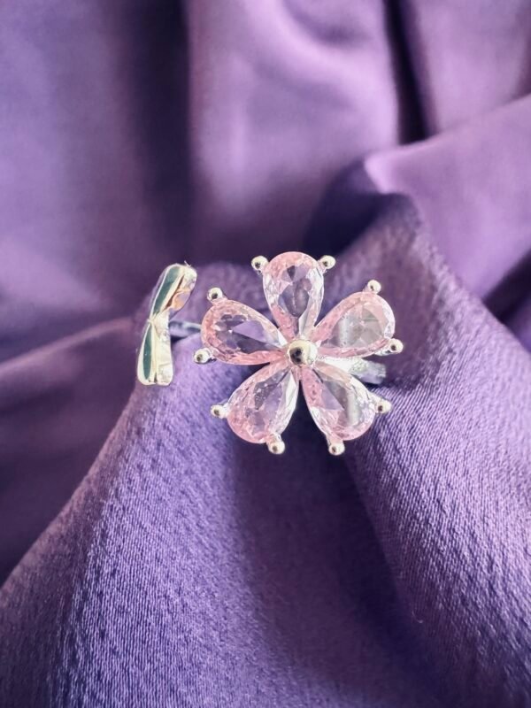 Anillo Adaptable Mariposa en Flor con Circones Rosa