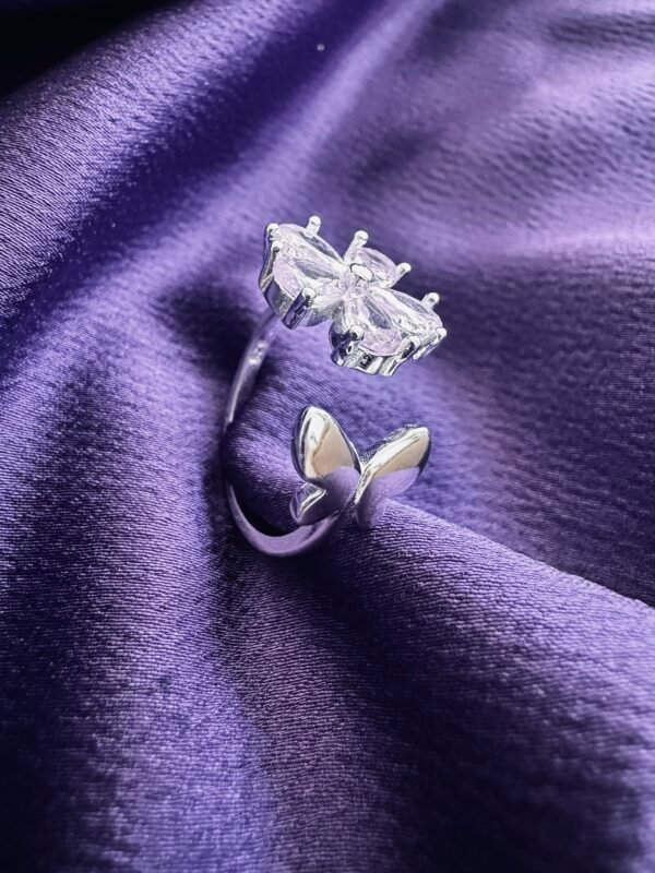 Anillo Adaptable Mariposa en Flor con Circones Rosa