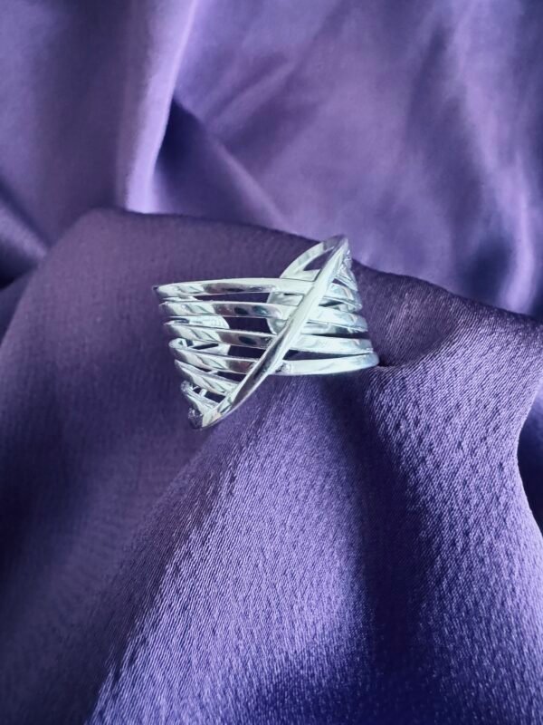 Anillo Adaptable Líneas Entrelazadas