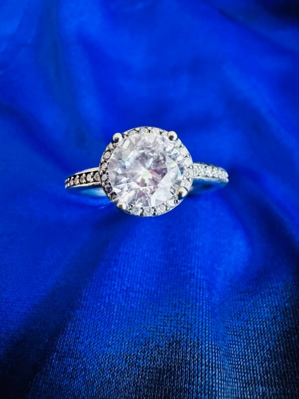 Anillo Solitario con Circones Pavé