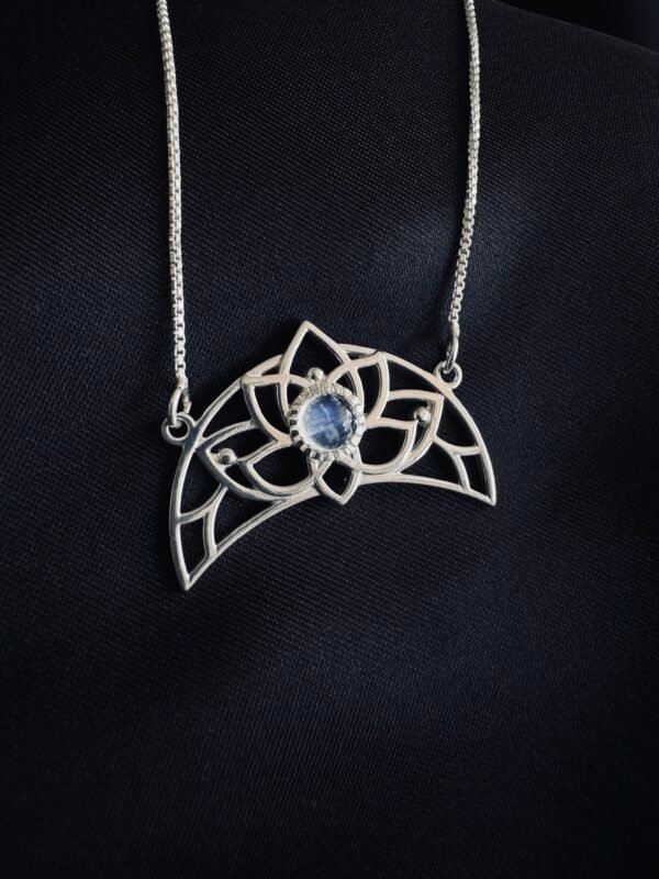 Collar Flor de Loto con Piedra Luna 🪷