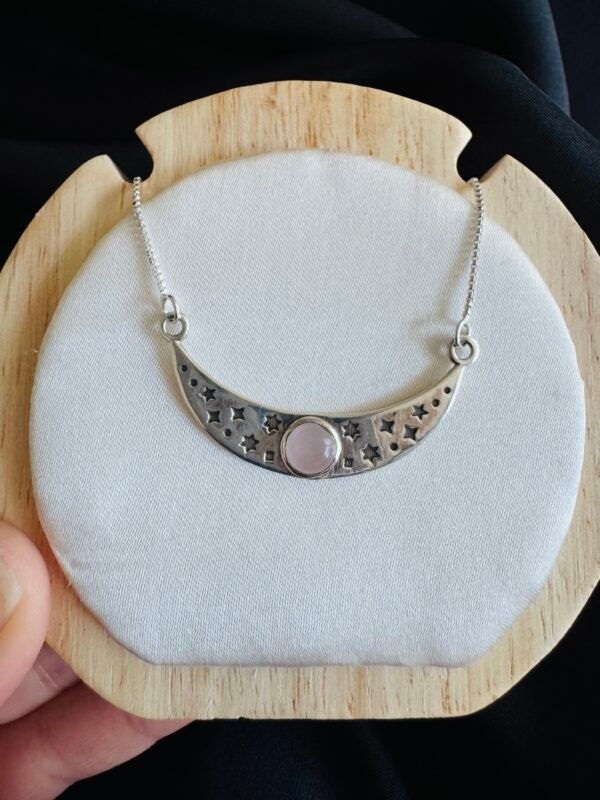 Collar Media Luna Estrellada con Cuarzo Rosa