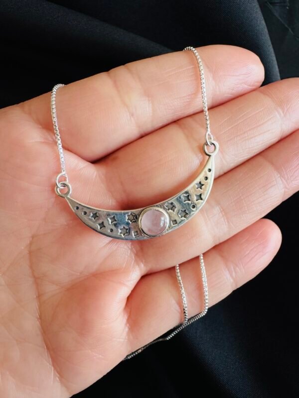 Collar Media Luna Estrellada con Cuarzo Rosa