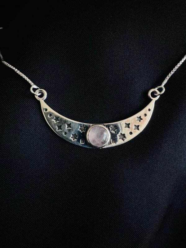 Collar Media Luna Estrellada con Cuarzo Rosa